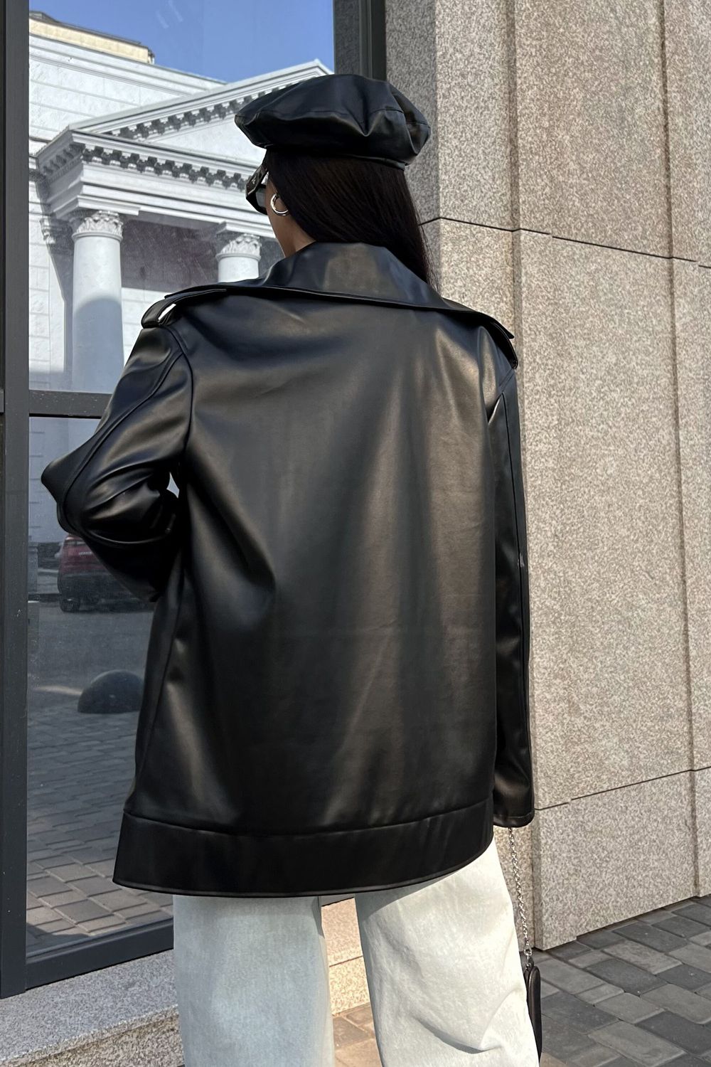 Кожаная куртка-косуха черного цвета - фото