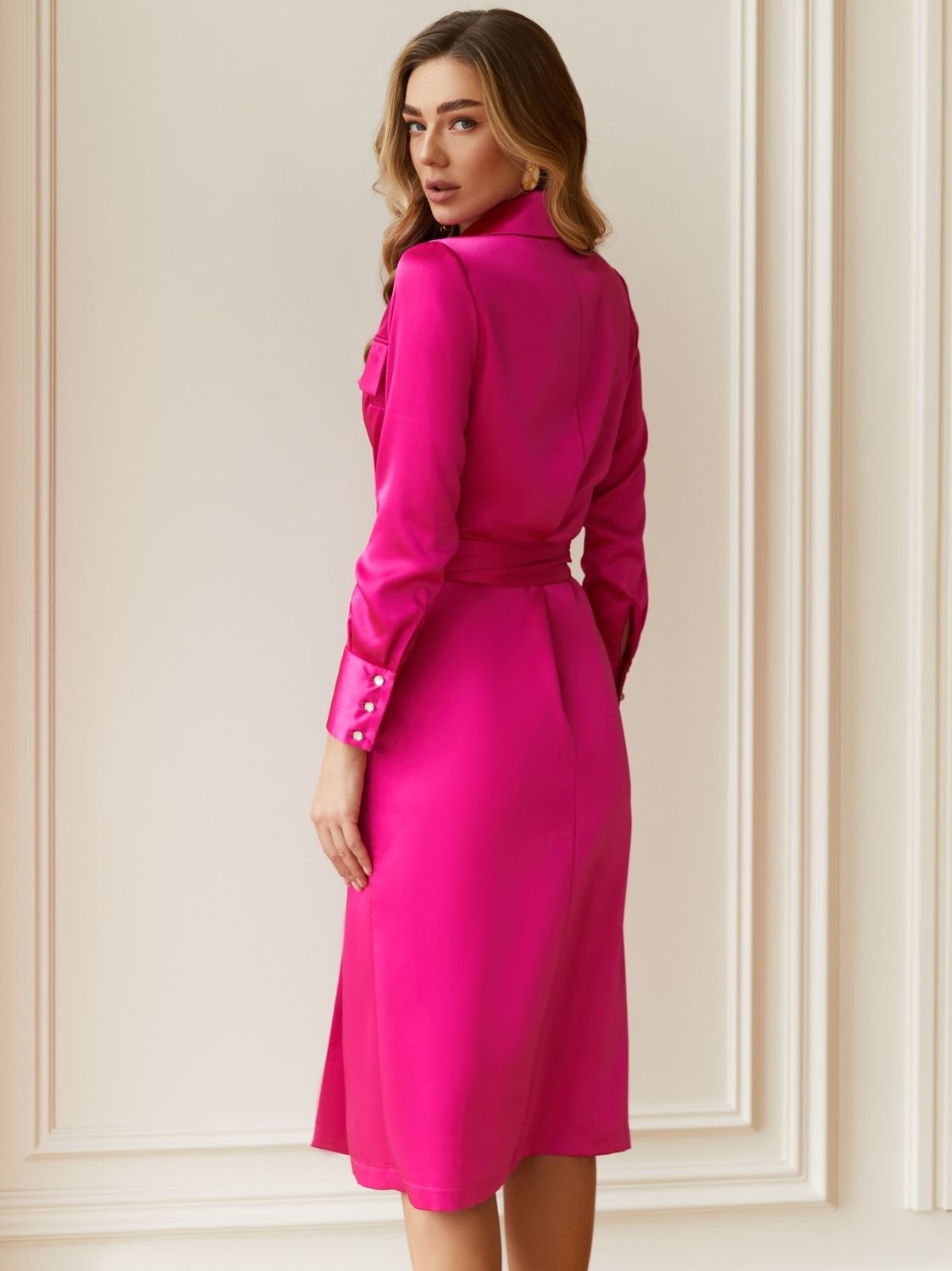 Нарядне атласне плаття рожевого кольору - фото