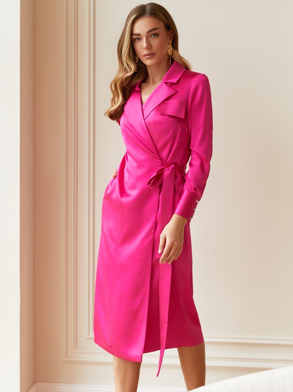 Нарядное атласное платье розового цвета - фото