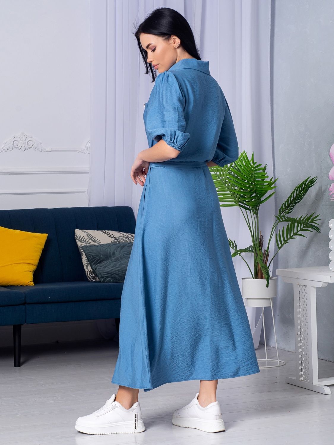 Летнее льняное платье рубашка голубого цвета - фото