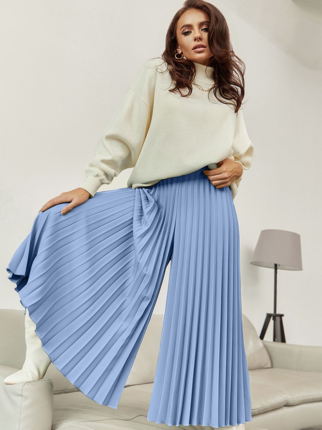Стильные брюки–кюлоты голубого цвета - фото