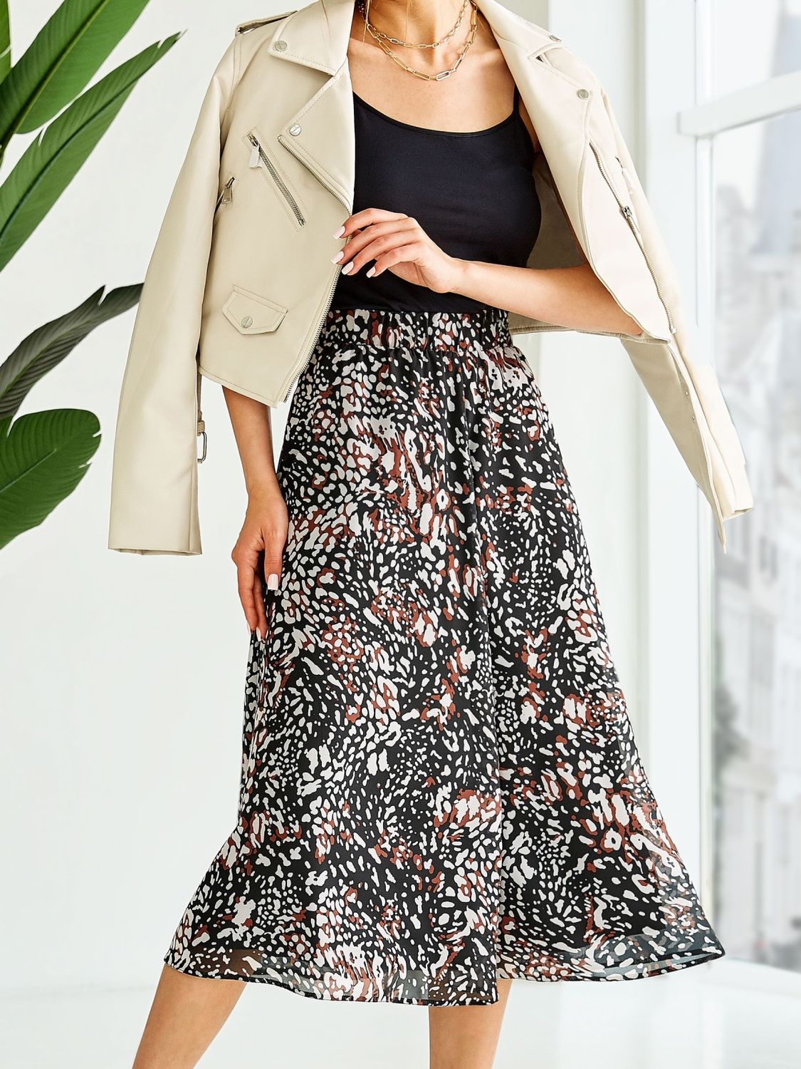 Черная шифоновая юбка-миди с цветочным принтом - фото