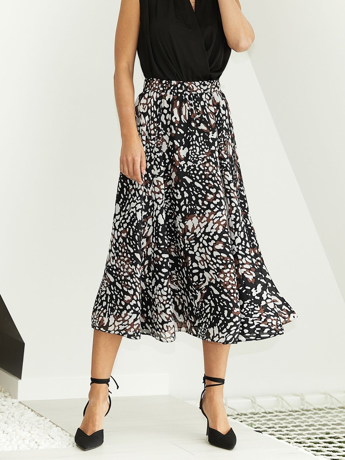 Черная шифоновая юбка-миди с цветочным принтом - фото