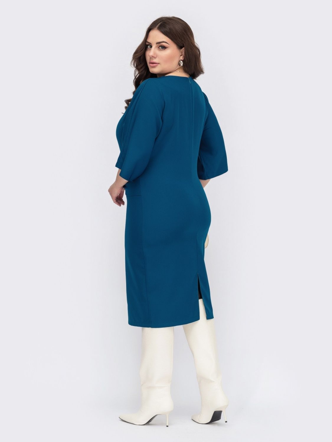 Изящное платье футляр синего цвета с широким поясом - фото