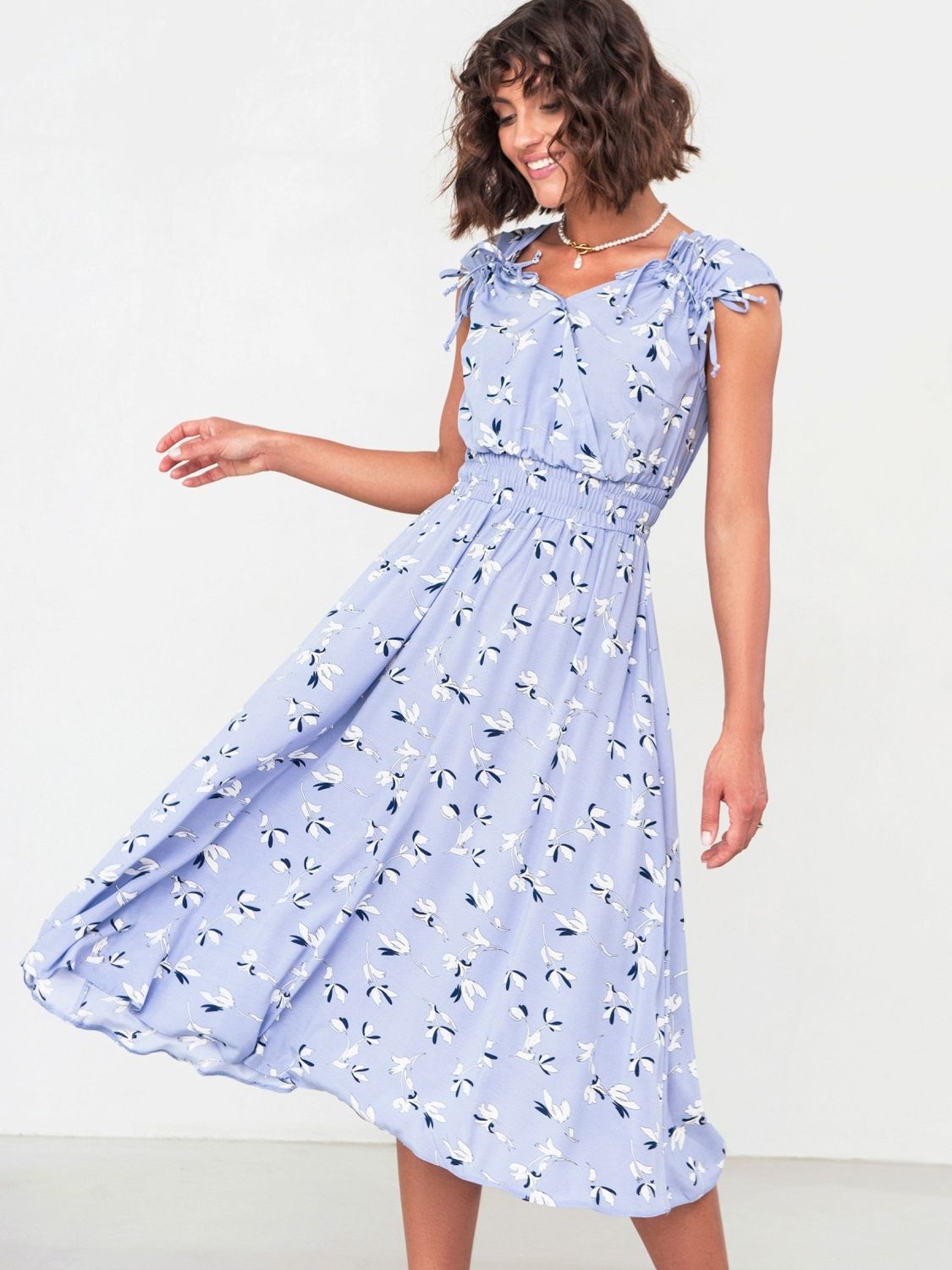 Легкое летнее платье голубого цвета с принтом - фото