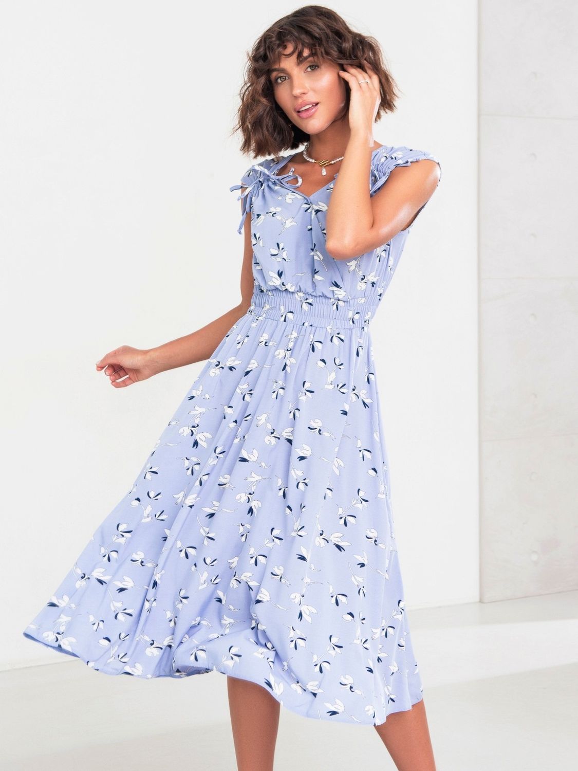 Легкое летнее платье голубого цвета с принтом - фото