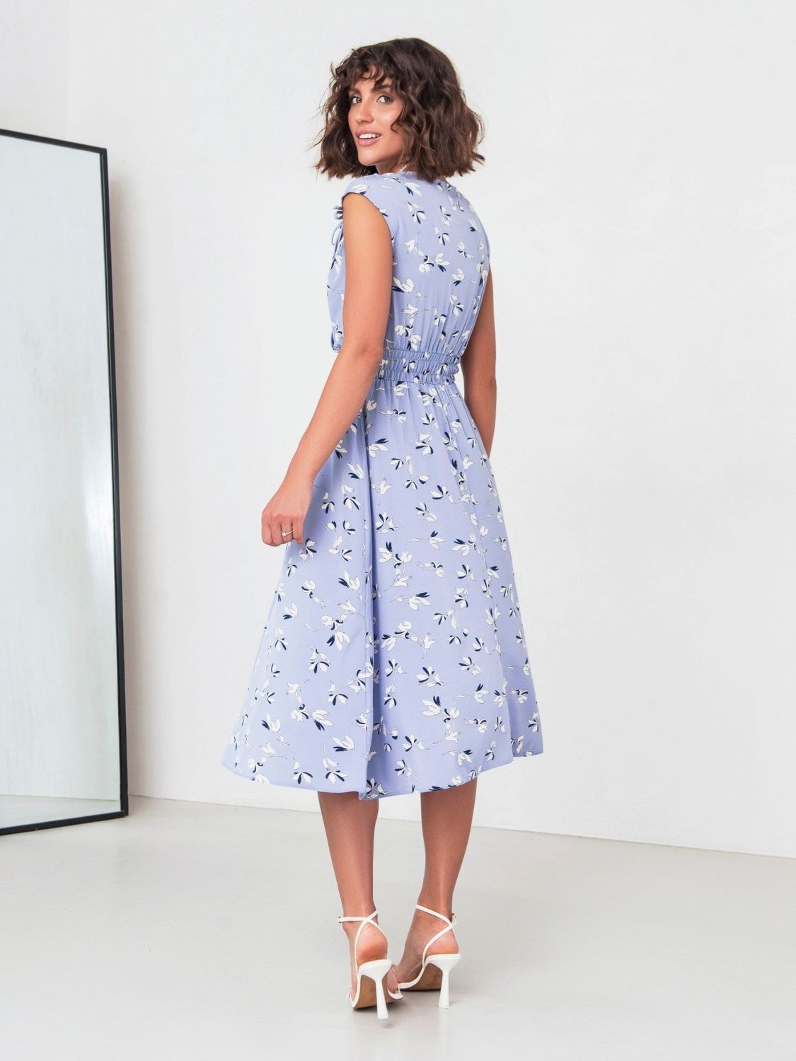Легка літня сукня блакитного кольору з принтом - фото