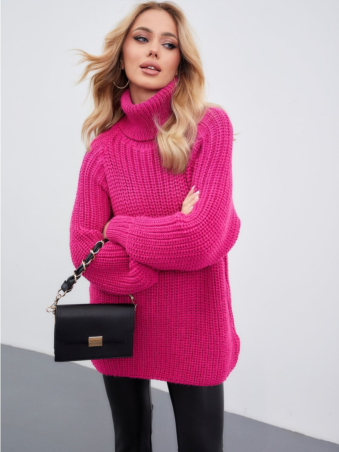 Объемный вязаный свитер с горлом розового цвета - фото