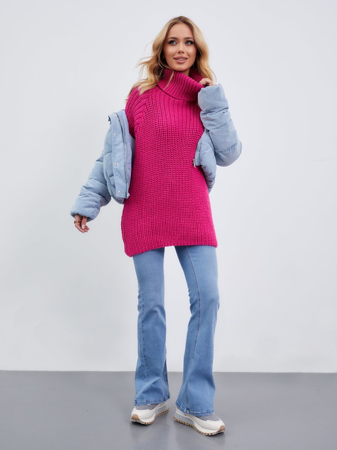 Об'ємний в'язаний светр з горлом рожевого кольору - фото