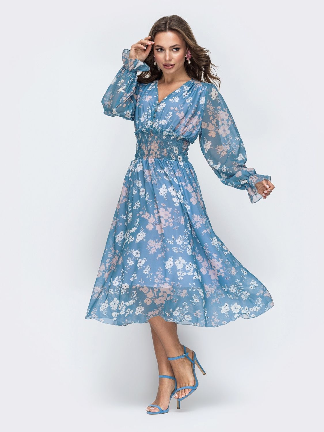 Яркое шифоновое платье с цветочным принтом - фото