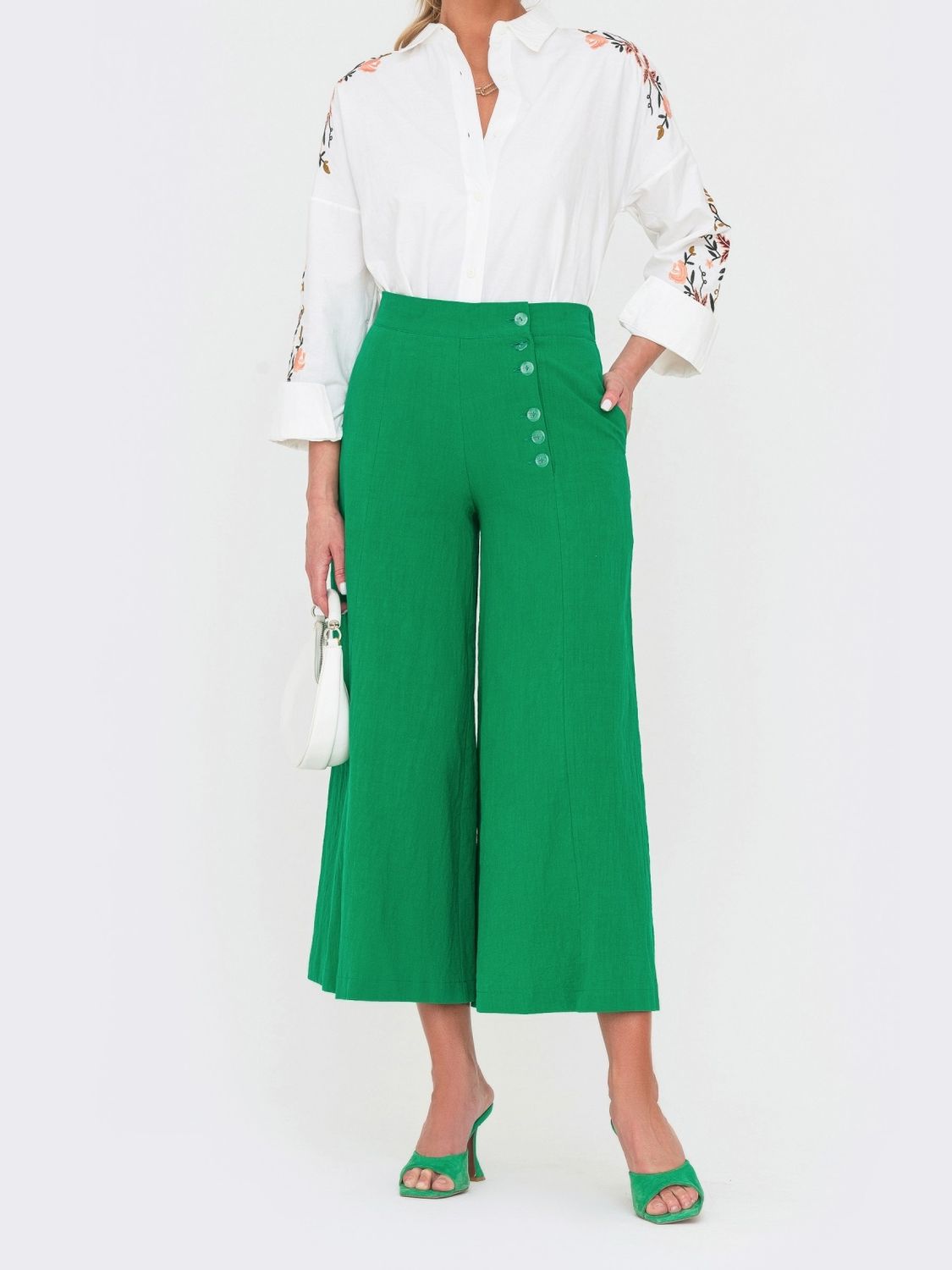 Стильные укороченные брюки-палаццо зеленого цвета - фото