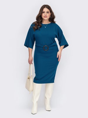 Изящное платье футляр синего цвета с широким поясом - фото