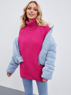 Объемный вязаный свитер с горлом розового цвета - фото