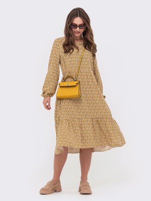 Весеннее платье свободного кроя с воланом горчичное - фото