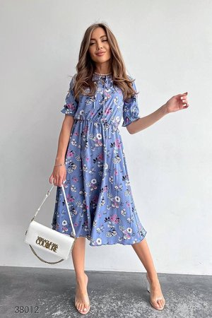 Летнее платье миди с цветочным принтом синее - фото
