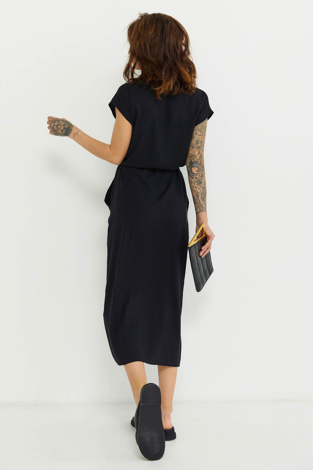 Стильне літнє плаття чорного кольору з розрізом - фото