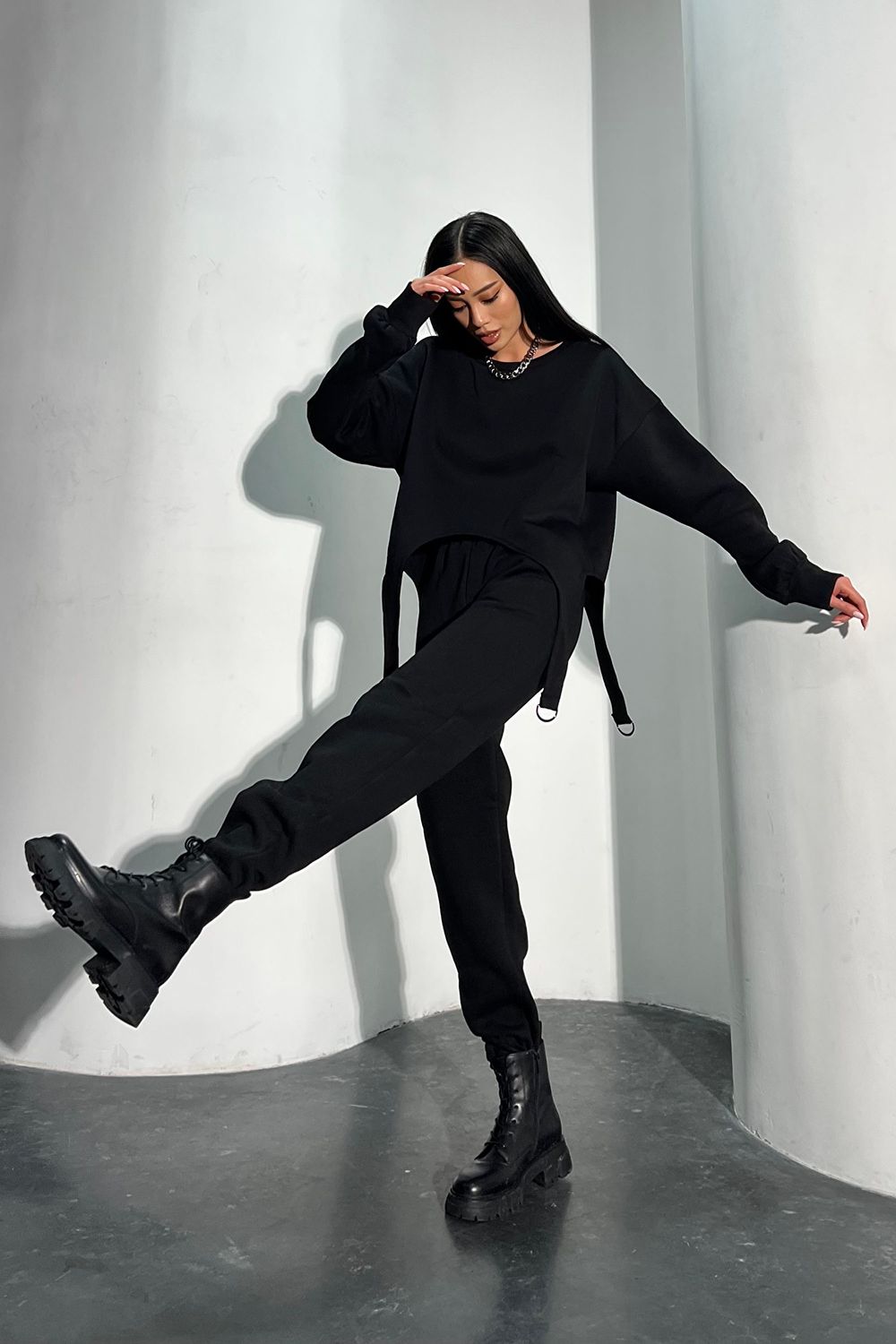 Модный женский свитшот черного цвета - фото
