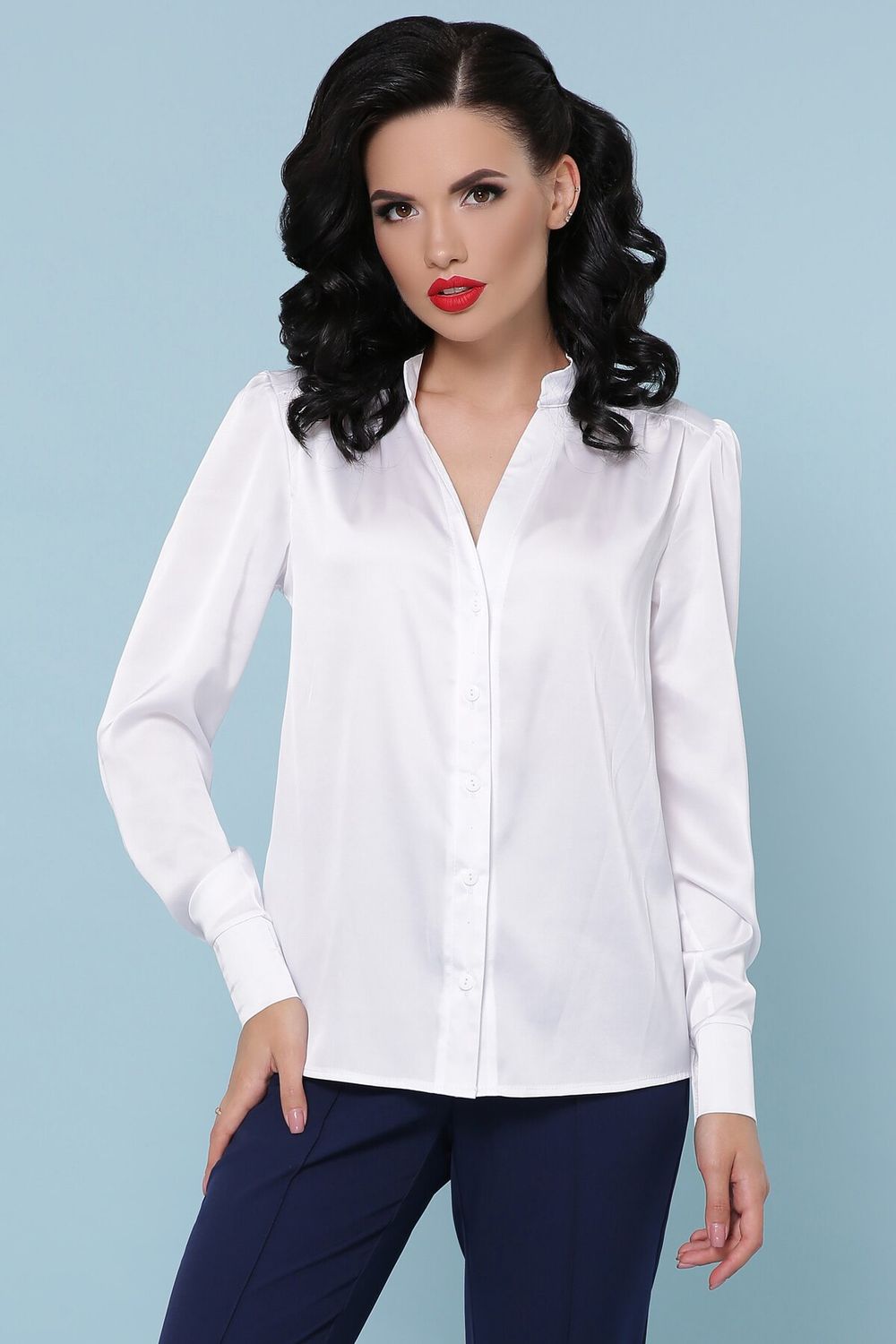 Біла шовкова блузка в діловому стилі - фото