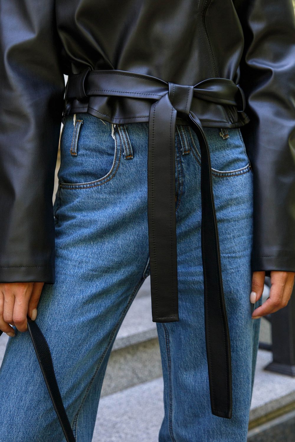 Укороченная куртка-косуха из эко-кожи черного цвета - фото
