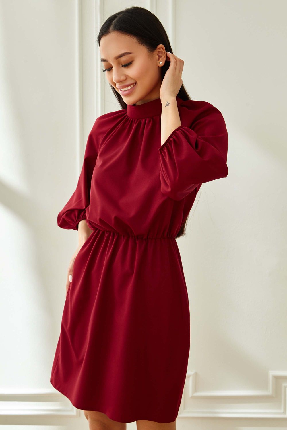 Повітряне плаття міні літнє бордового кольору - фото