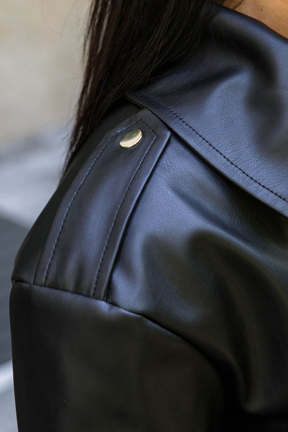 Коротка куртка-косуха з еко-шкіри чорного кольору - фото