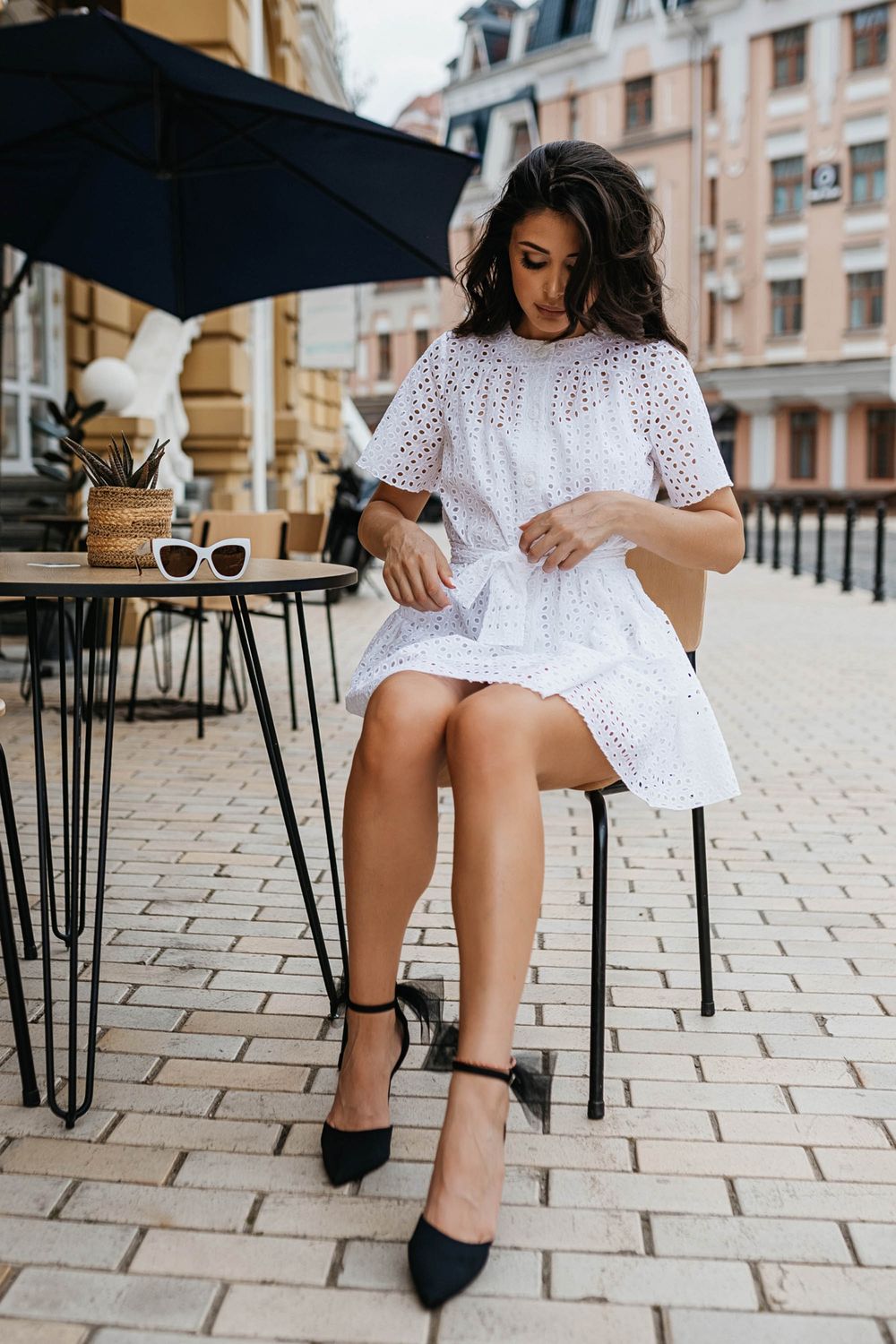Біле літнє плаття міні з прошви - фото