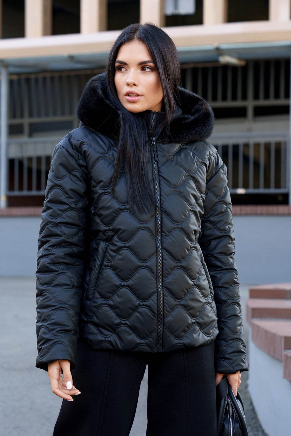 Коротка демісезонна куртка чорного кольору з хутром - фото