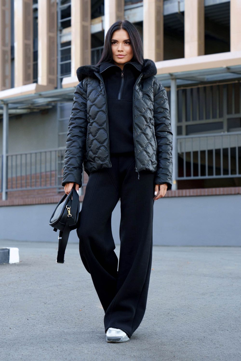 Короткая демисезонная куртка черного цвета с мехом - фото