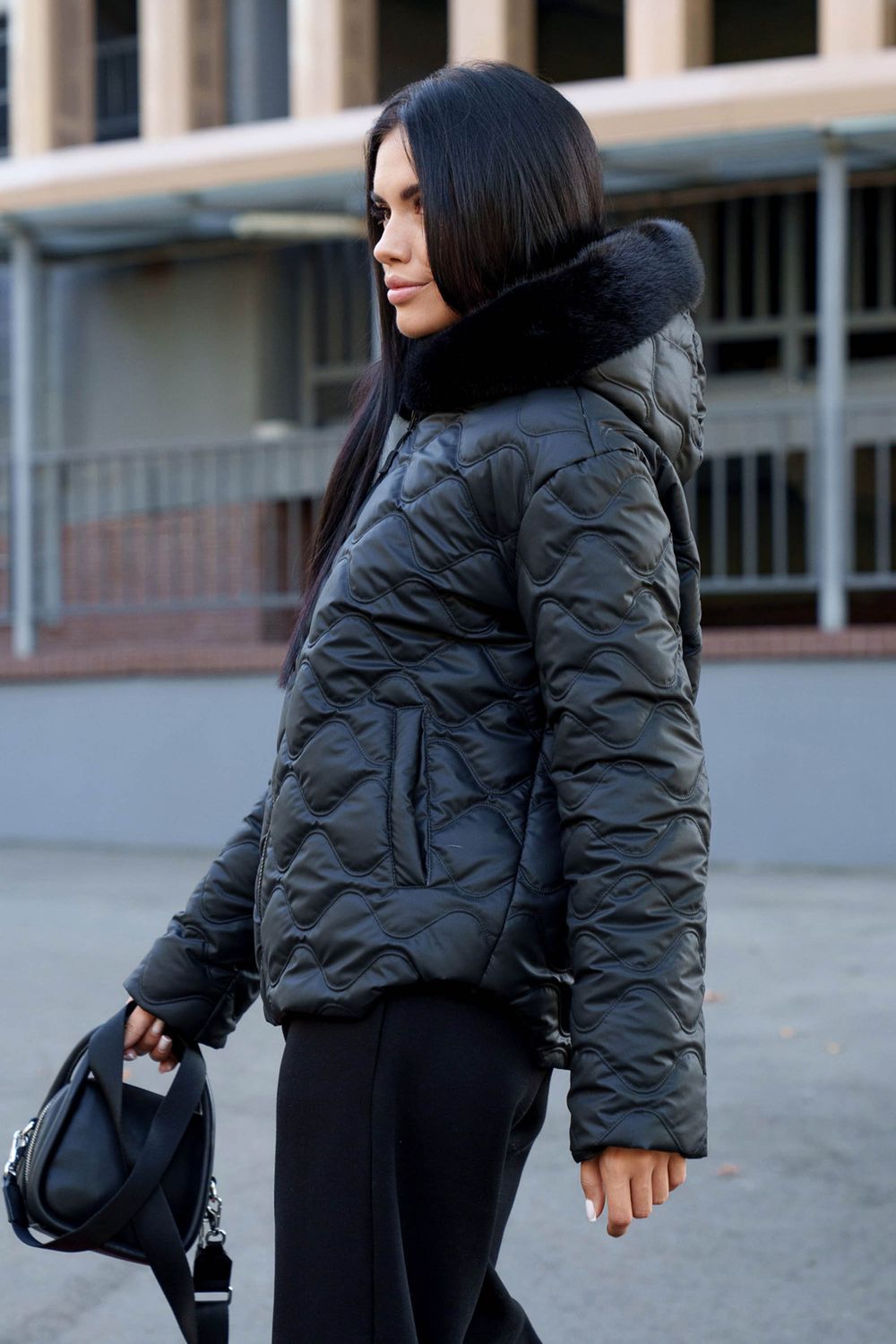 Короткая демисезонная куртка черного цвета с мехом - фото