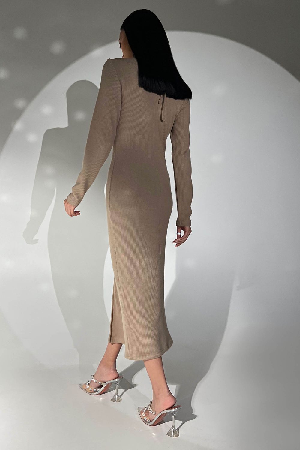 Стильное трикотажное платье с разрезом бежевого цвета - фото