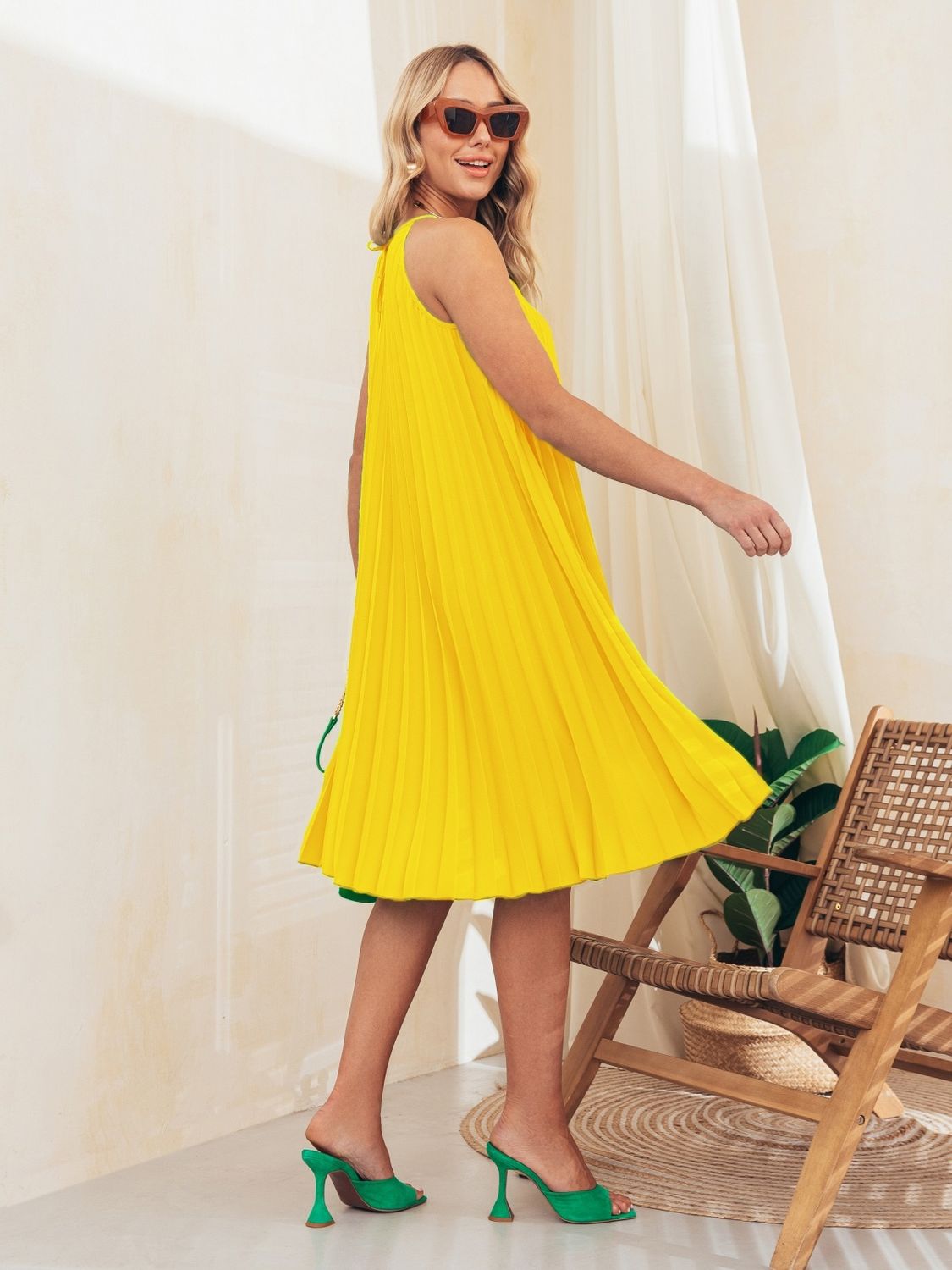 Жовте плаття сарафан довжиною міді - фото