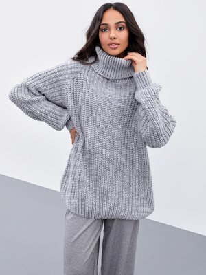 Объемный вязаный свитер с горлом серого цвета - фото