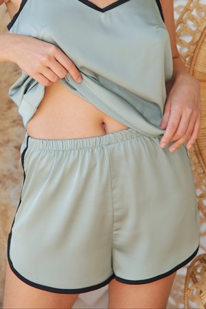Жіночі шовкові домашні шорти оливкові - фото