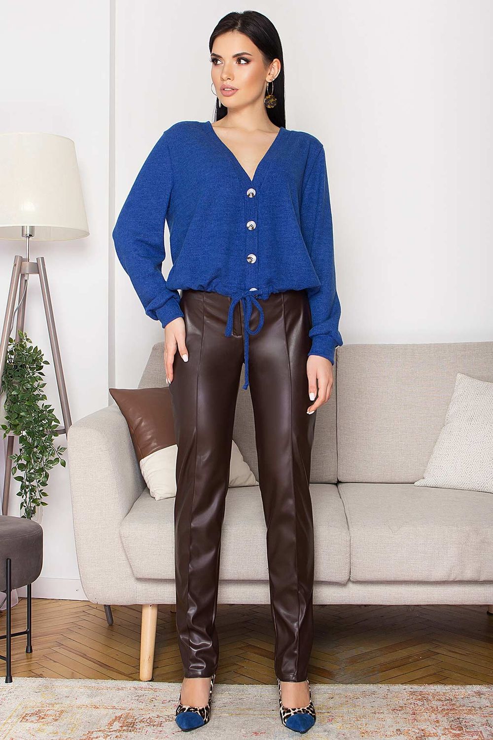 Женские кожаные штаны со стрелками коричневые - фото
