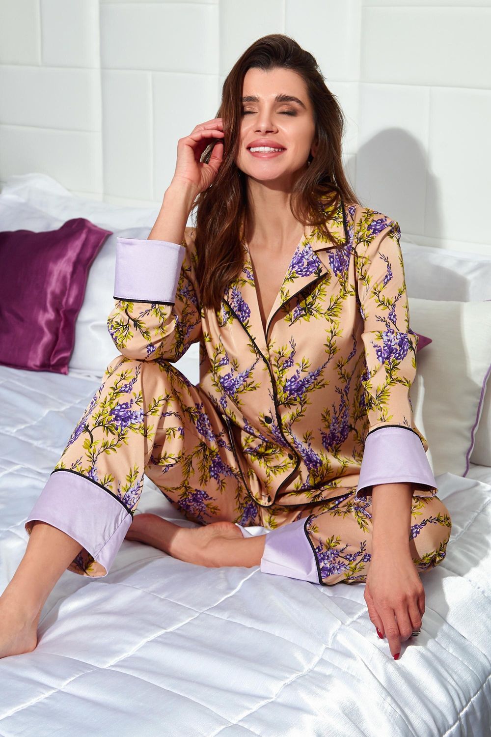 Женская шелковая пижама с цветочным принтом - фото