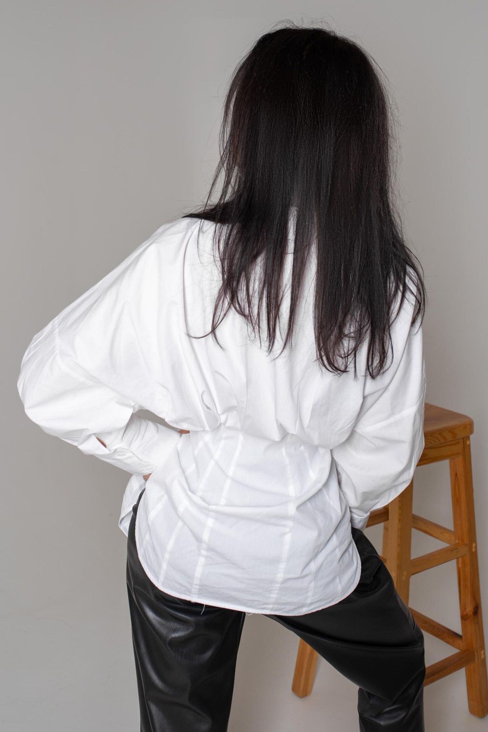 Белая женская рубашка удлиненная асимметричная - фото