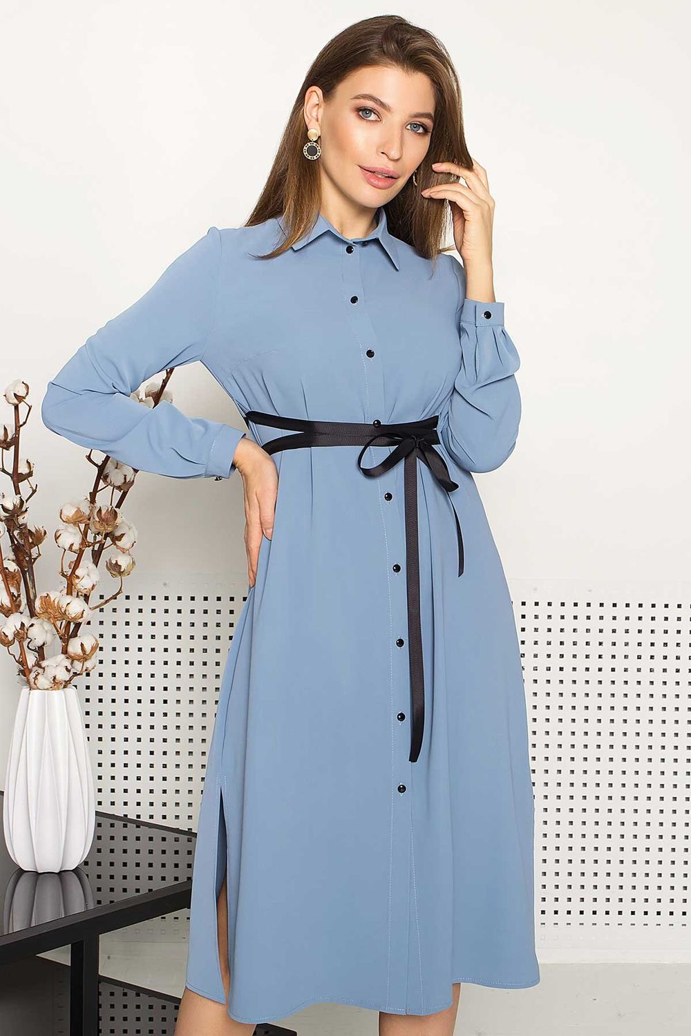 Легке весняне плаття-сорочка з поясом блакитне - фото