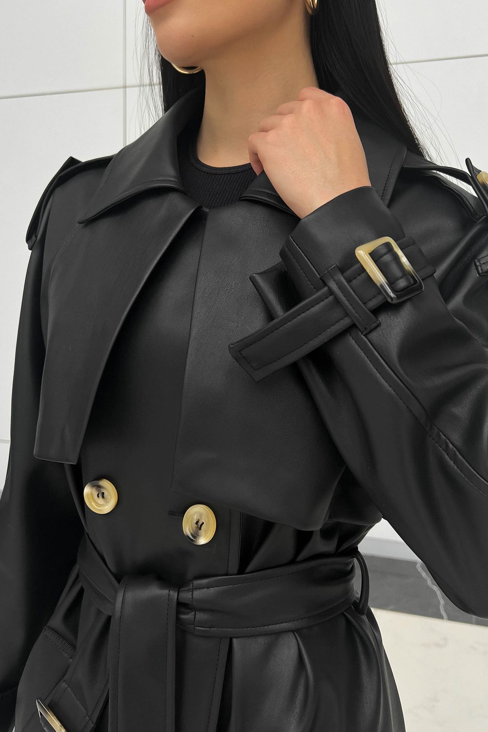 Удлиненный кожаный тренч черного цвета - фото