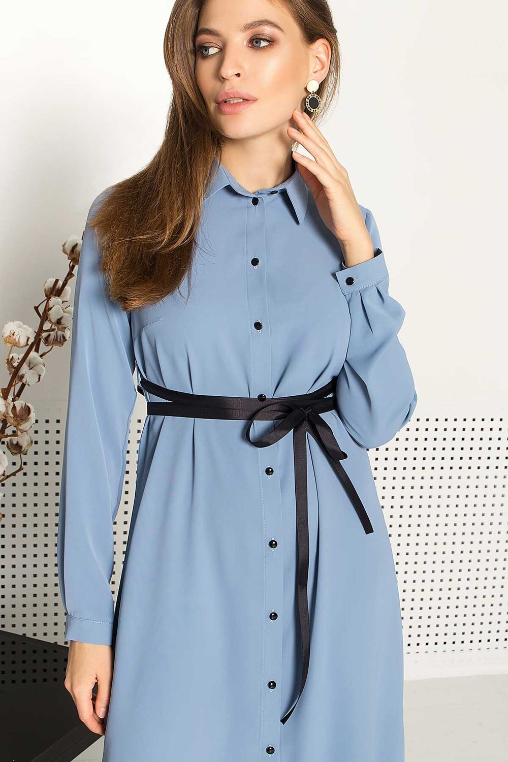 Легкое весеннее платье-рубашка с поясом голубое - фото
