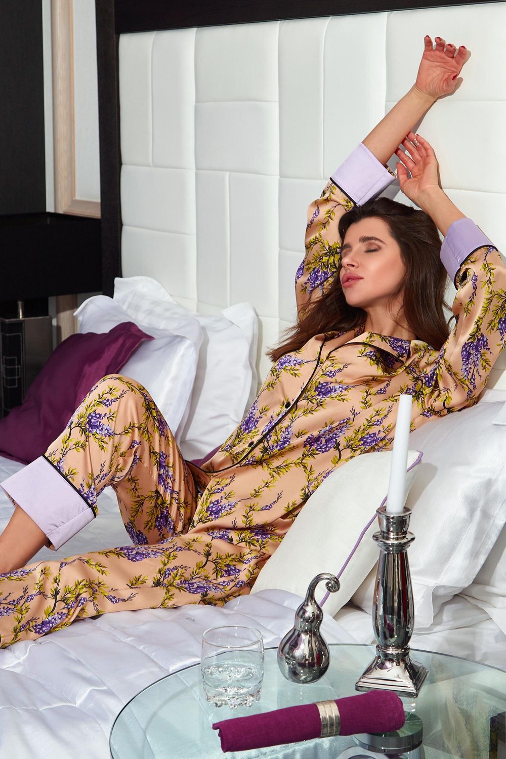 Женская шелковая пижама с цветочным принтом - фото