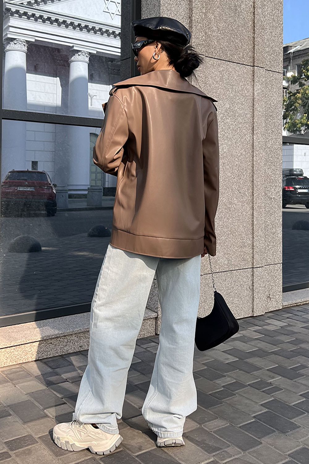 Шкіряна куртка косуха бежевого кольору - фото