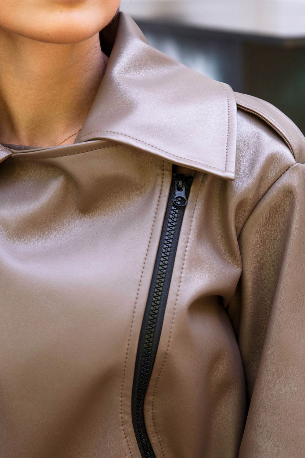 Коротка куртка-косуха з еко-шкіри - фото