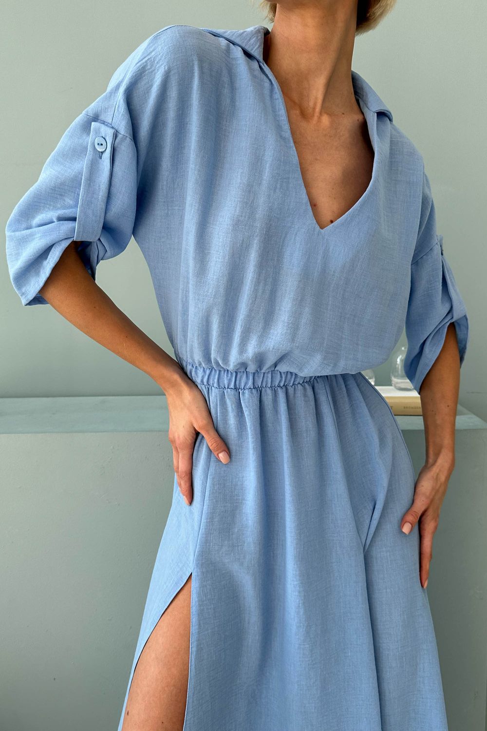 Приталене літнє плаття з льону блакитного кольору - фото
