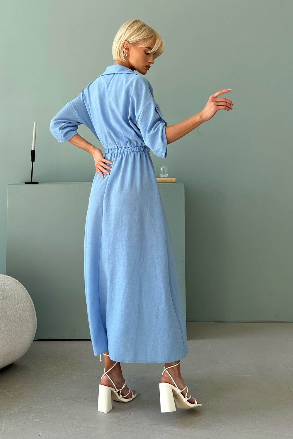 Приталенное летнее платье из льна голубого цвета - фото