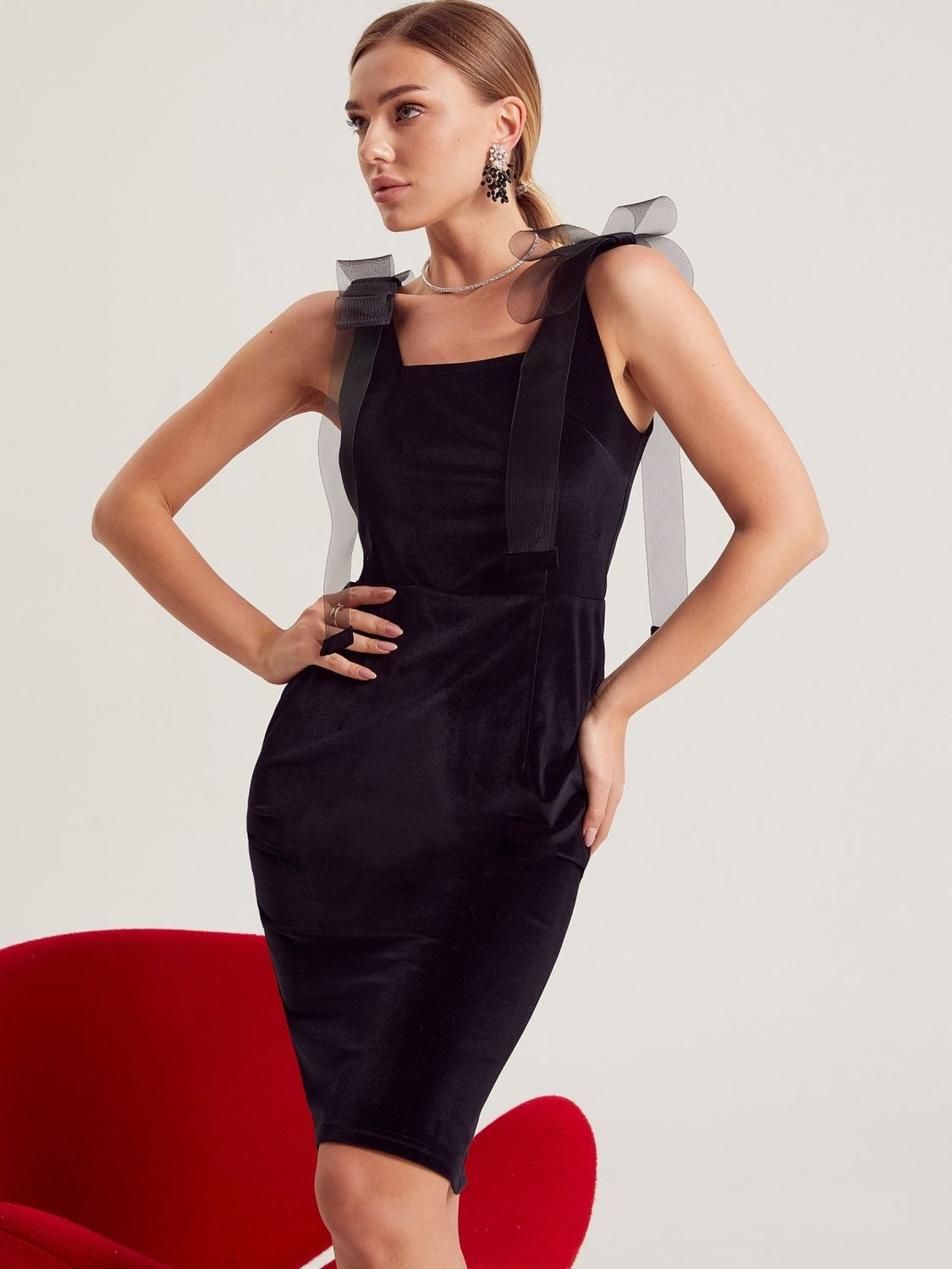 Коктейльна сукня з велюру чорного кольору - фото