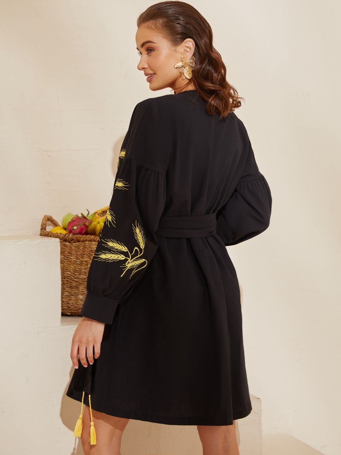 Черное платье с вышивкой в этническом стиле - фото