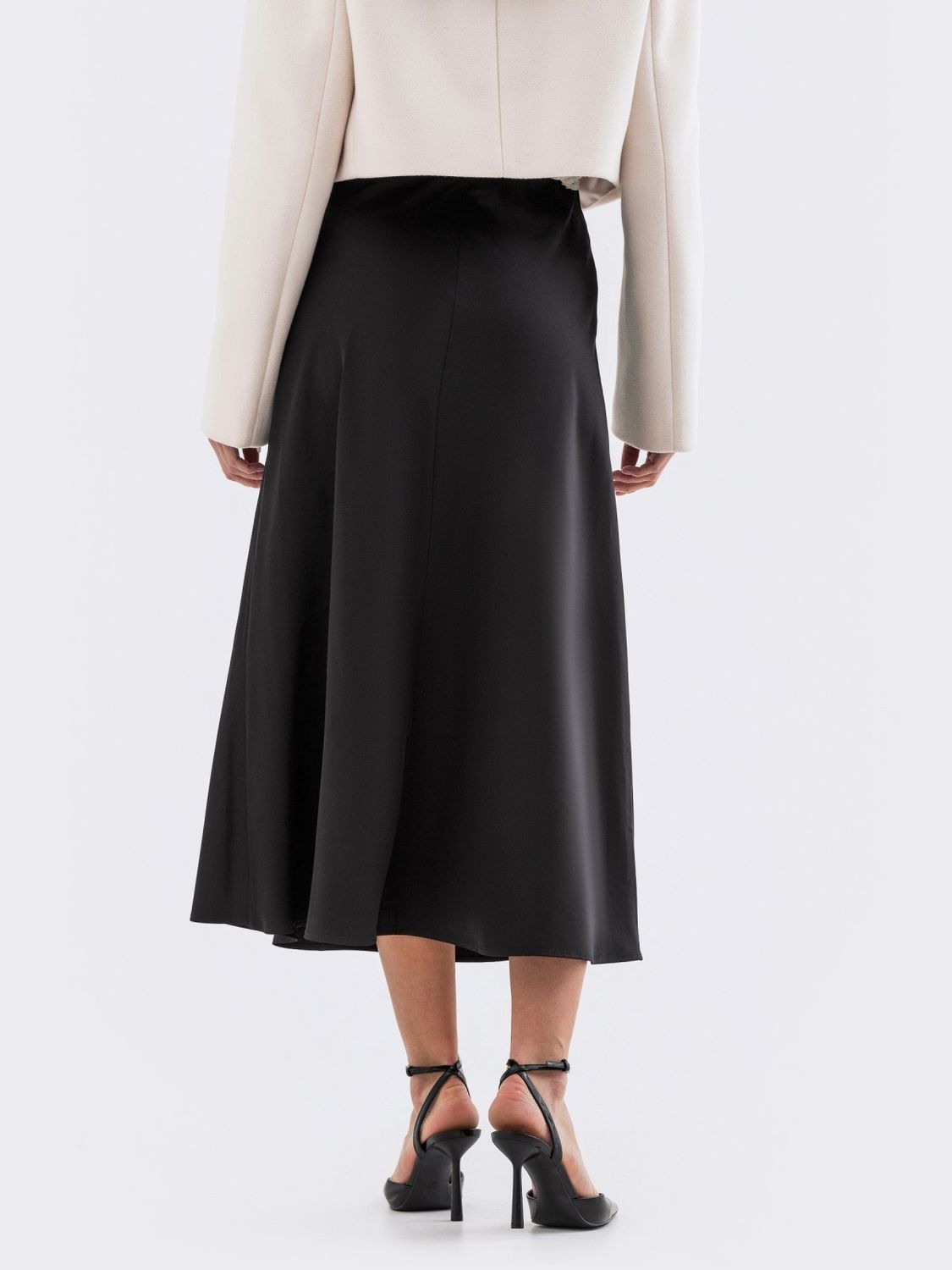 Стильная юбка-полусолнце черного цвета - фото