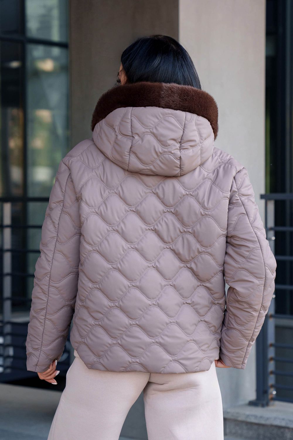 Короткая демисезонная куртка цвета капучино с мехом - фото