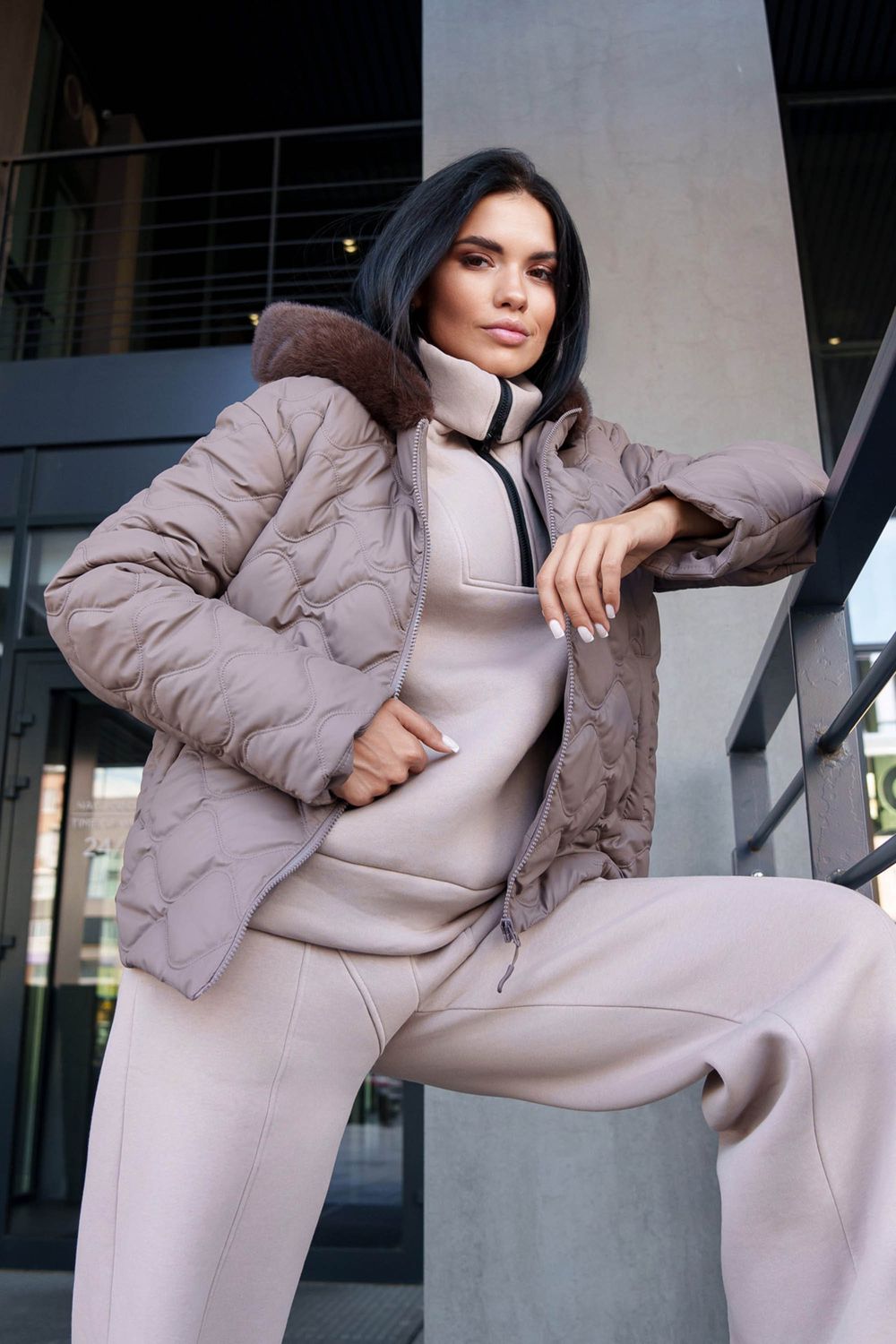 Короткая демисезонная куртка цвета капучино с мехом - фото