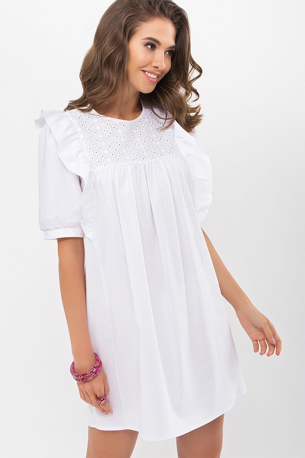 Короткое белое платье с воланами - фото
